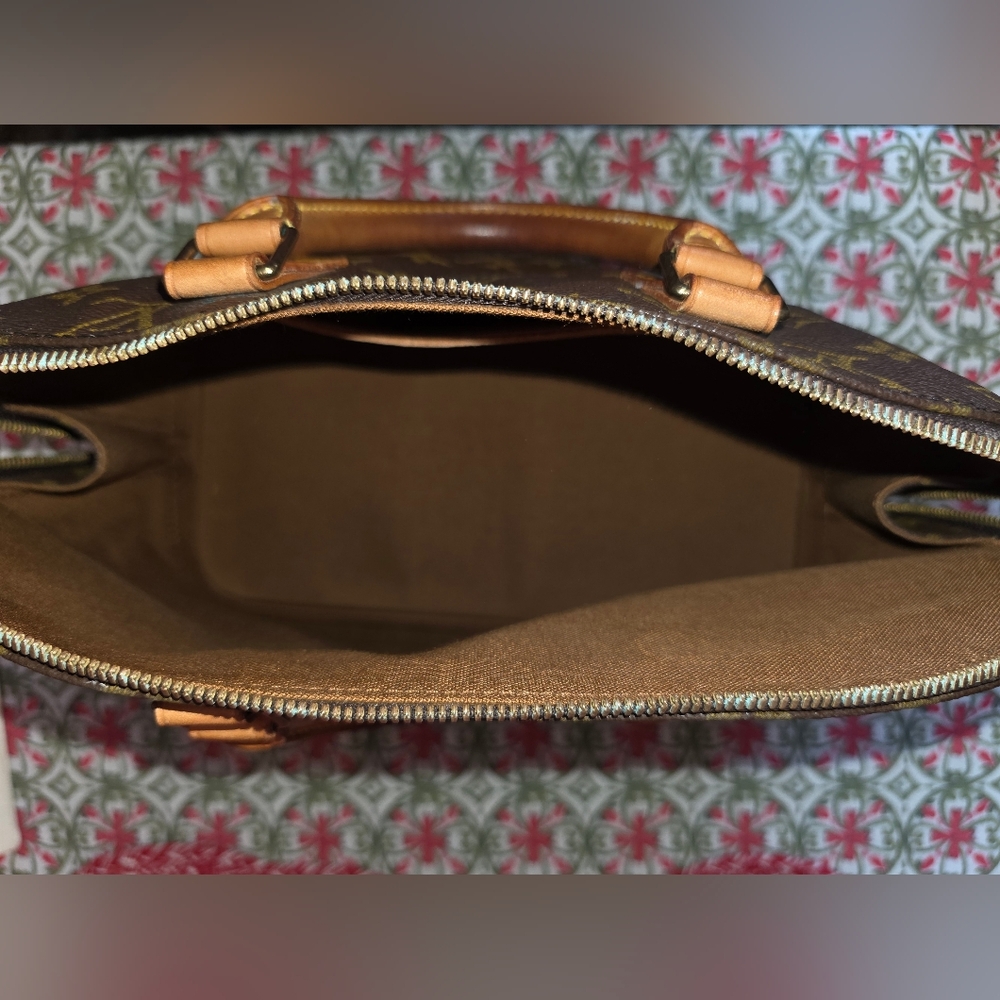 Well Loved Louis Vuitton Alma PM - Picture 13 of 17